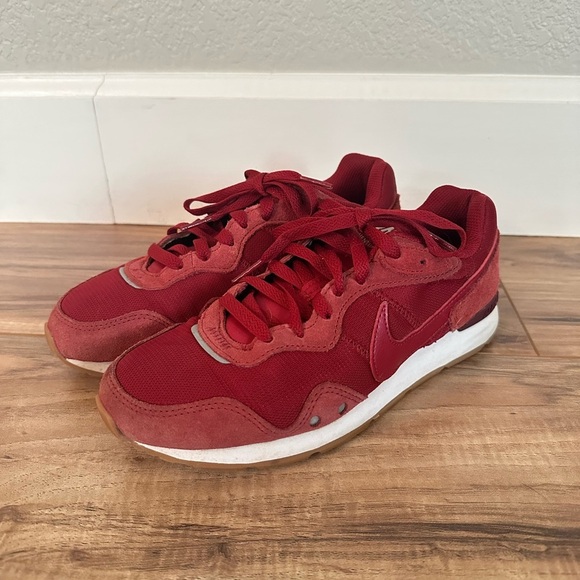 Nike Shoes - Women’s Nike Venture Runner Dark Red Athletic Shoes Size 6.5 Good Used Condition
